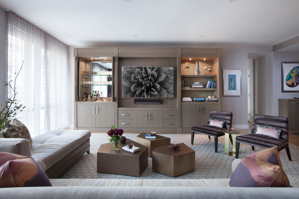 Свежая идея для дизайна: огромная открытая гостиная комната в современном стиле с домашним баром, розовыми стенами, ковровым покрытием, серым полом и телевизором на стене - отличное фото интерьера
