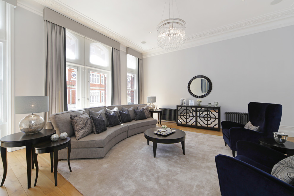 Ispirazione per un grande soggiorno classico chiuso con sala formale, pareti grigie, parquet chiaro e pavimento beige