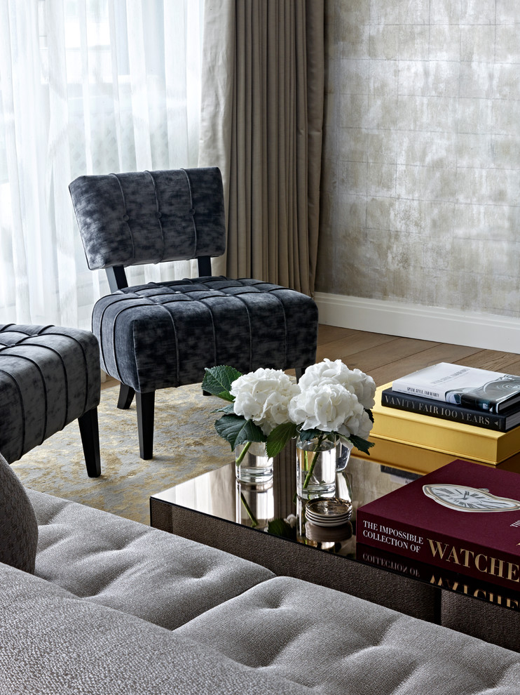 Foto di un soggiorno contemporaneo aperto con pareti beige e pavimento in legno massello medio