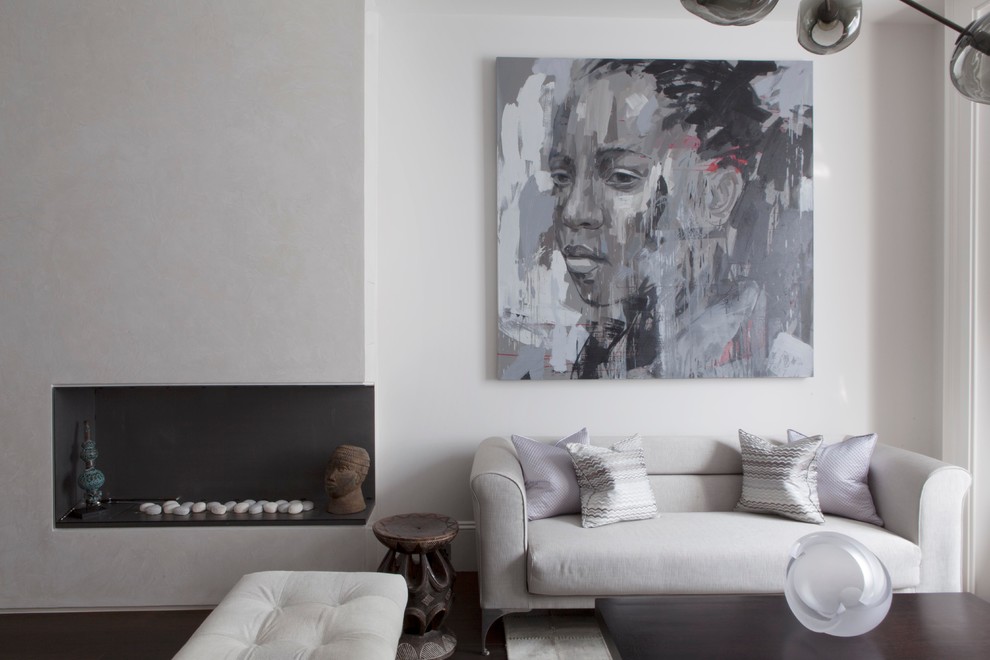 Repräsentatives, Fernseherloses Modernes Wohnzimmer mit weißer Wandfarbe und dunklem Holzboden in London