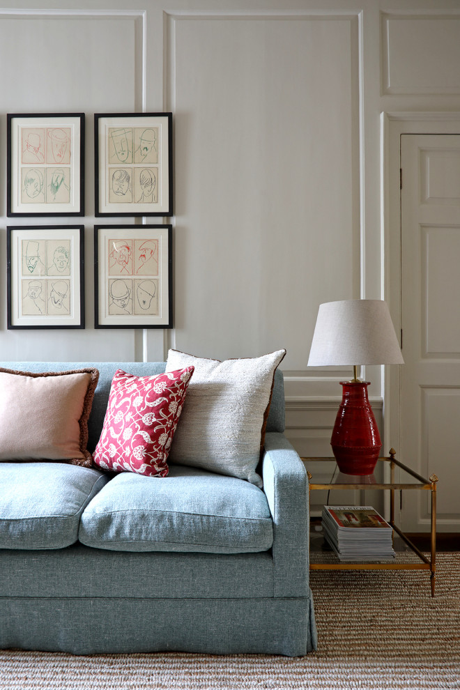 Mittelgroßes Klassisches Wohnzimmer mit weißer Wandfarbe, gebeiztem Holzboden, Kamin, Kaminumrandung aus Stein, TV-Wand und braunem Boden in London