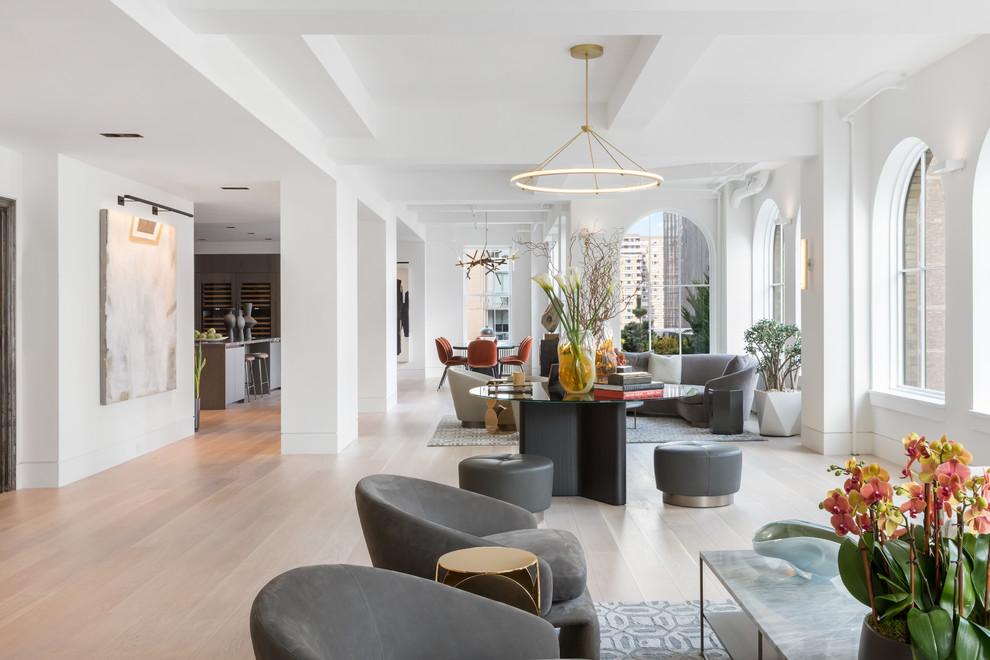 Großes, Repräsentatives, Fernseherloses, Offenes Modernes Wohnzimmer ohne Kamin mit weißer Wandfarbe und hellem Holzboden in New York
