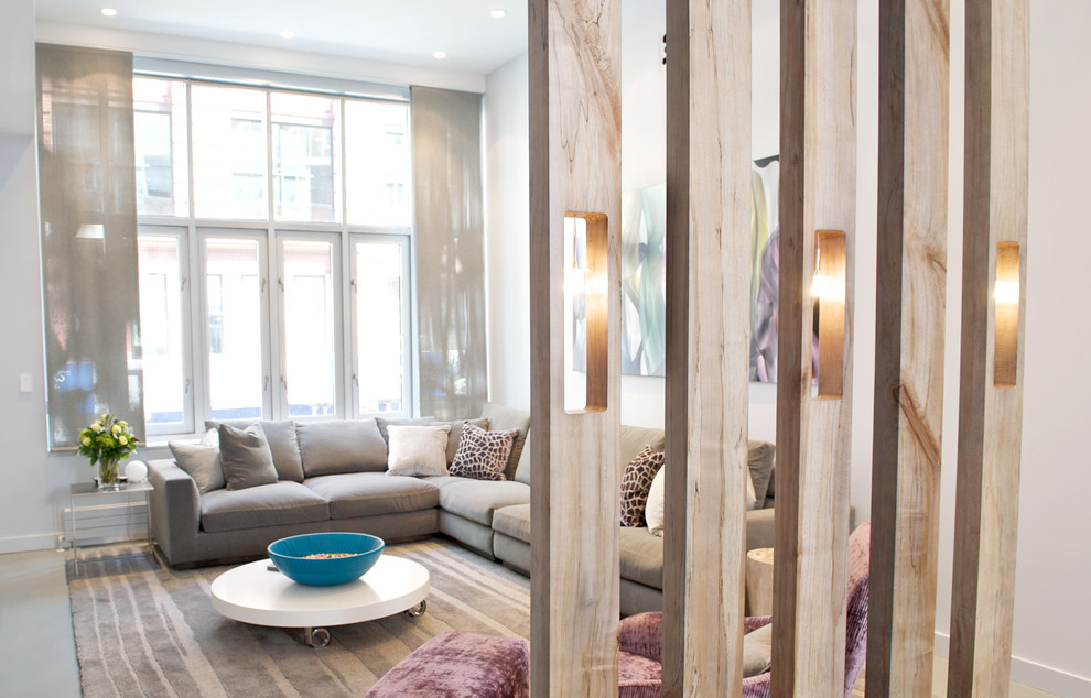 Esempio di un grande soggiorno minimal stile loft con sala formale, pareti beige, pavimento in marmo e nessuna TV