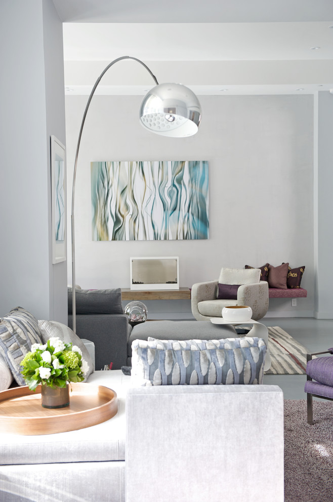 Großes, Fernseherloses Modernes Wohnzimmer im Loft-Stil mit weißer Wandfarbe und Marmorboden in New York