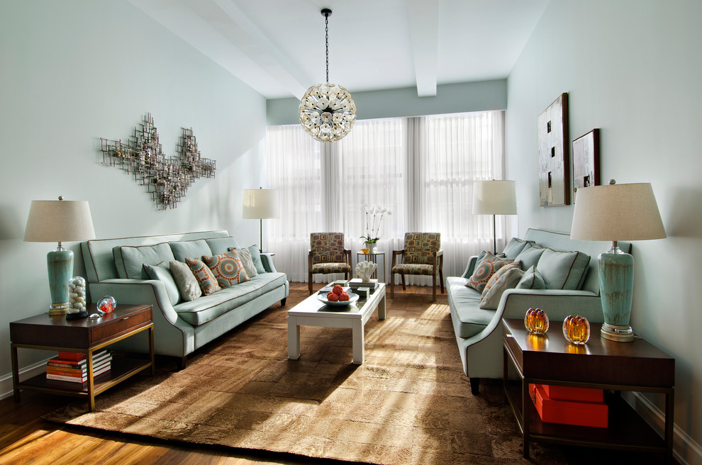 Ispirazione per un soggiorno design con pareti grigie e pavimento in legno massello medio