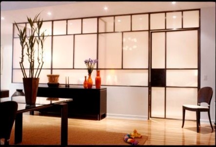 Inspiration pour un salon asiatique de taille moyenne et ouvert avec une salle de réception, un mur blanc et parquet clair.