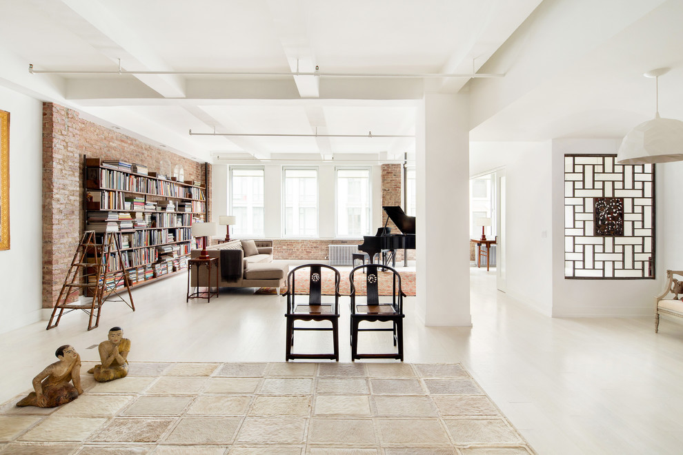 Bild på ett funkis vardagsrum, med ett bibliotek och vita väggar