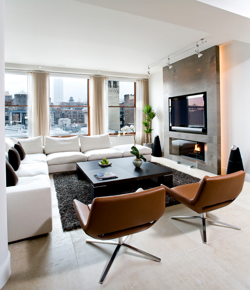 Réalisation d'un salon design avec une cheminée ribbon, un téléviseur encastré et un sol beige.
