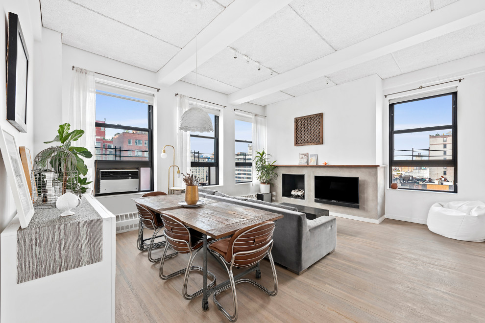Mittelgroßes Modernes Wohnzimmer im Loft-Stil mit weißer Wandfarbe, braunem Holzboden, Kamin, verputzter Kaminumrandung, TV-Wand, grauem Boden und freigelegten Dachbalken in New York