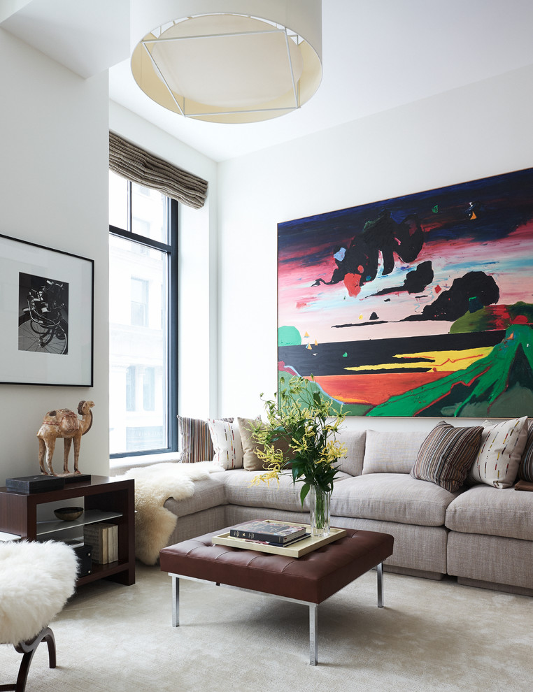 Modernes Wohnzimmer mit weißer Wandfarbe, Teppichboden und beigem Boden in New York