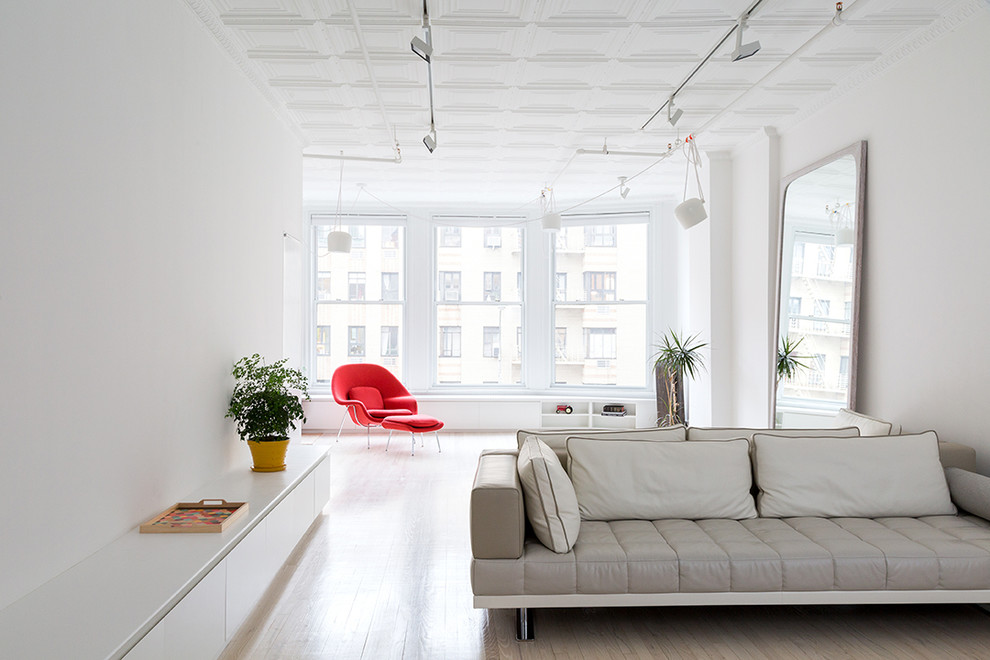 Foto de salón abierto moderno de tamaño medio con paredes blancas y suelo de madera clara