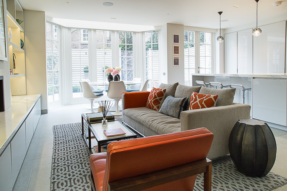Mittelgroßes, Offenes Modernes Wohnzimmer mit weißer Wandfarbe, Porzellan-Bodenfliesen und weißem Boden in London