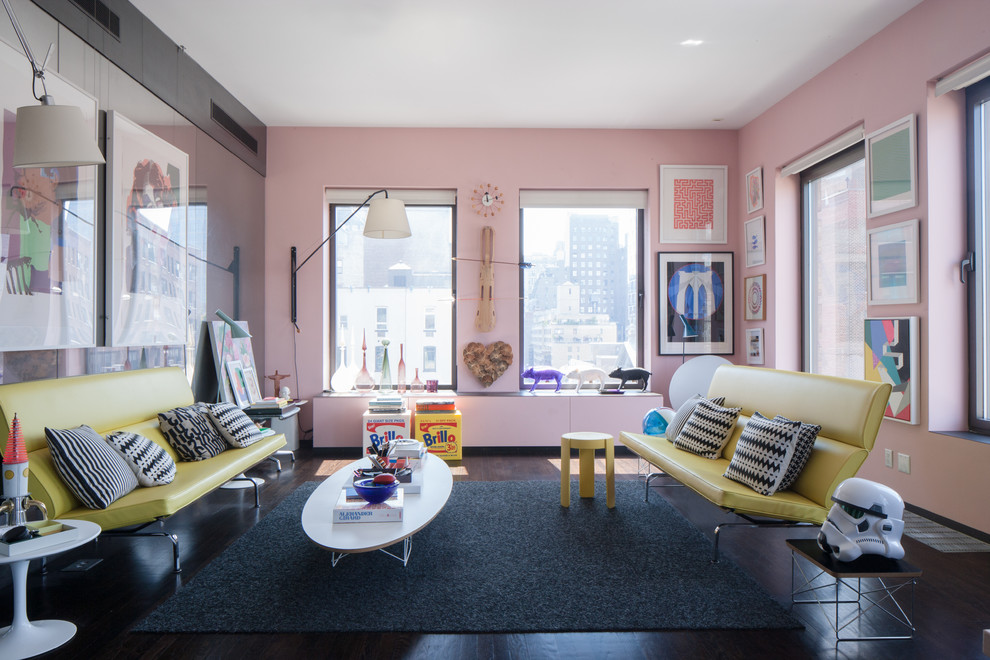 Ispirazione per un soggiorno eclettico di medie dimensioni e aperto con pareti rosa, parquet scuro e pavimento marrone