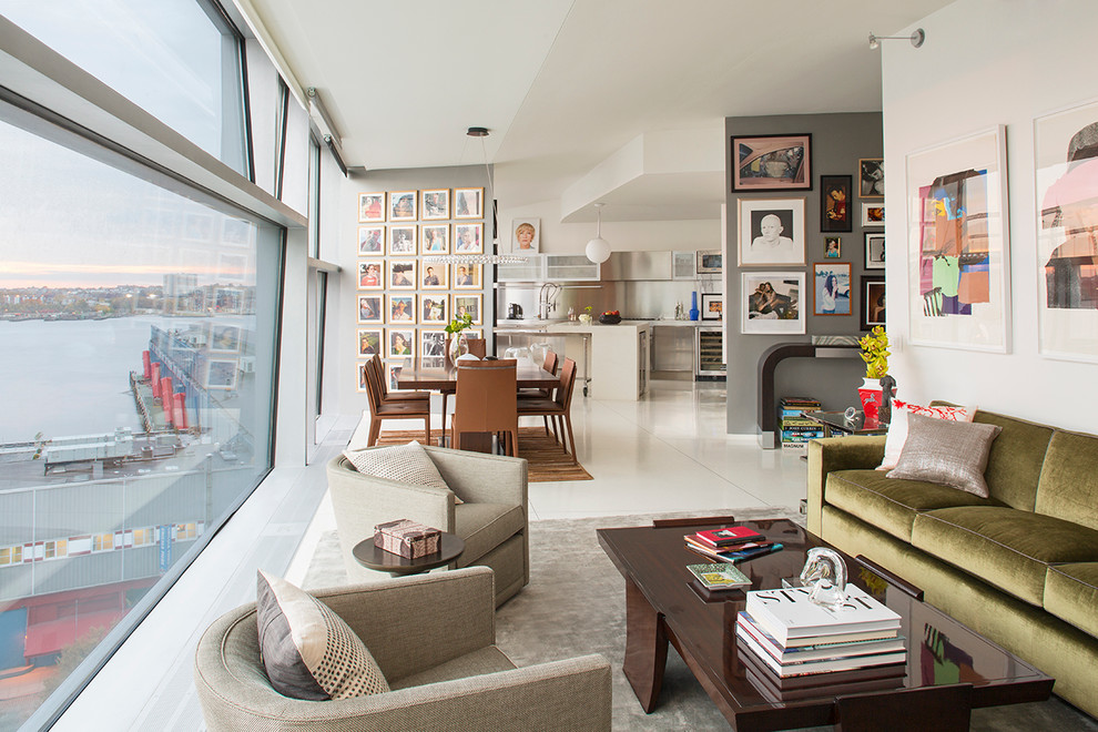 Großes, Repräsentatives, Fernseherloses, Abgetrenntes Modernes Wohnzimmer ohne Kamin mit weißer Wandfarbe, Porzellan-Bodenfliesen und beigem Boden in New York