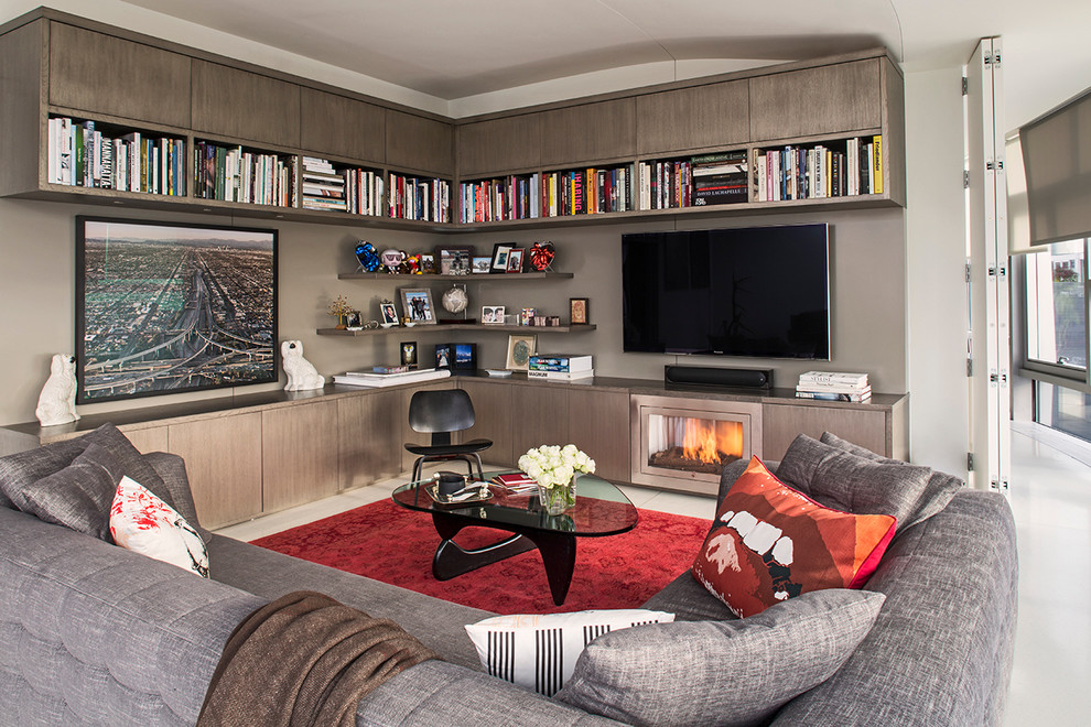 Свежая идея для дизайна: открытая гостиная комната в современном стиле с серыми стенами, стандартным камином и телевизором на стене - отличное фото интерьера