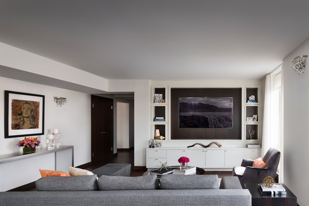 Inspiration pour un salon minimaliste ouvert avec un mur blanc, un téléviseur encastré et parquet foncé.
