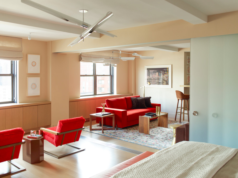 Offenes Modernes Wohnzimmer mit beiger Wandfarbe und hellem Holzboden in New York