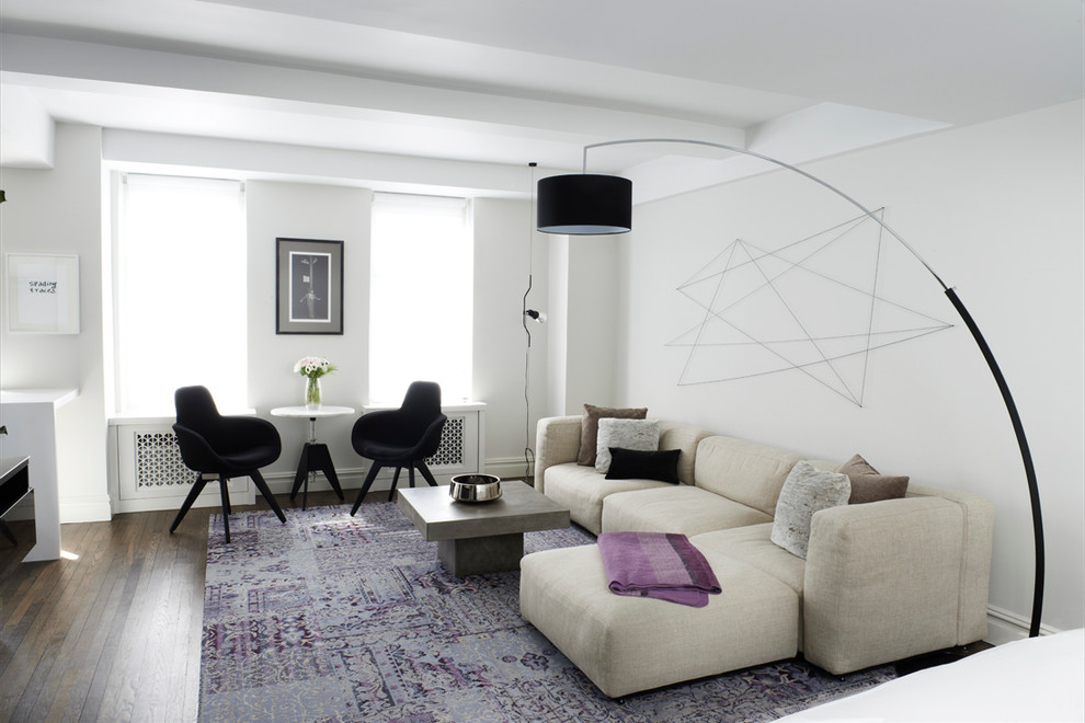 Idées déco pour un salon contemporain ouvert avec un mur gris et parquet foncé.