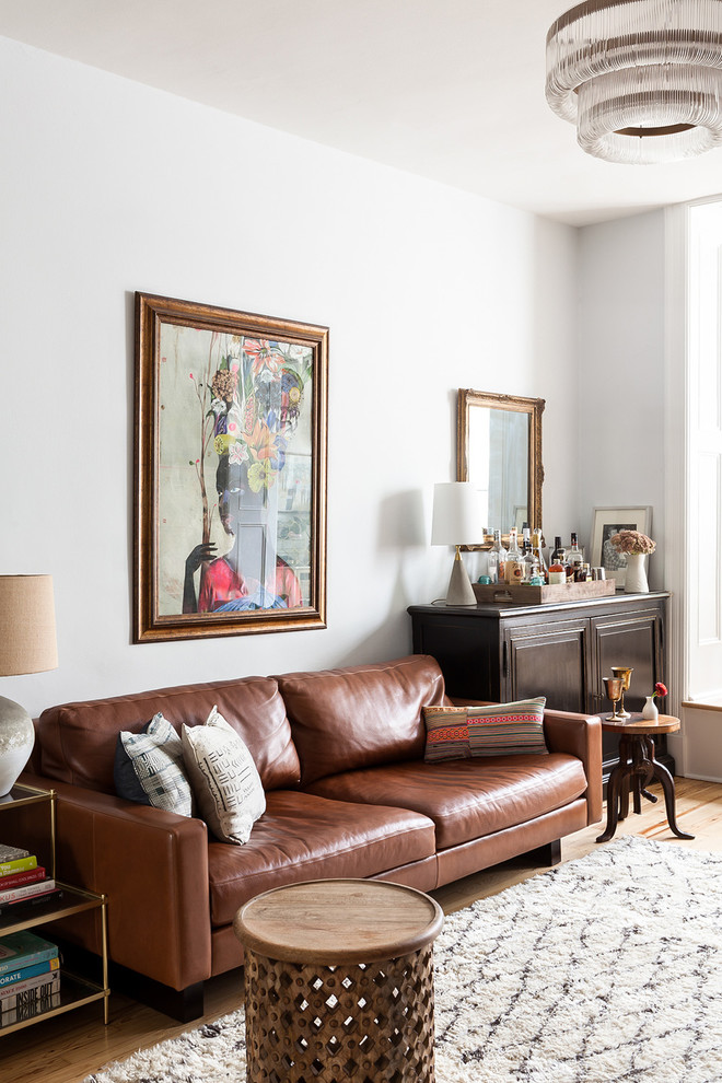 Imagen de salón para visitas abierto bohemio pequeño sin televisor con paredes blancas, suelo de madera clara y suelo beige