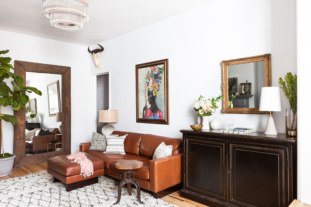 Immagine di un piccolo soggiorno bohémian aperto con sala formale, pareti bianche, parquet chiaro, nessuna TV e pavimento beige