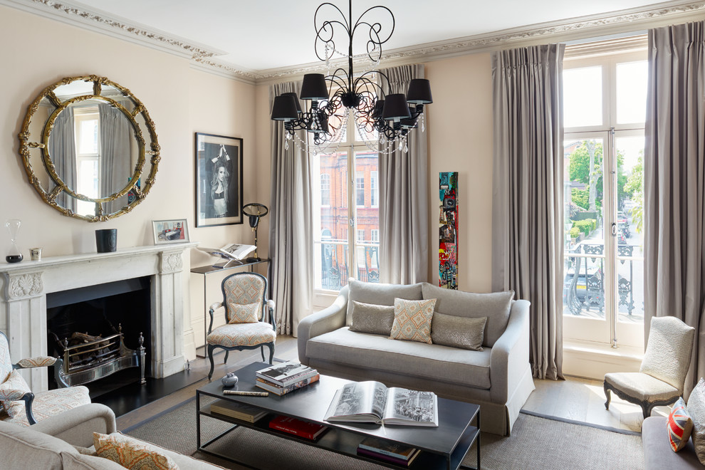 Repräsentatives Klassisches Wohnzimmer mit beiger Wandfarbe, hellem Holzboden und Kamin in London
