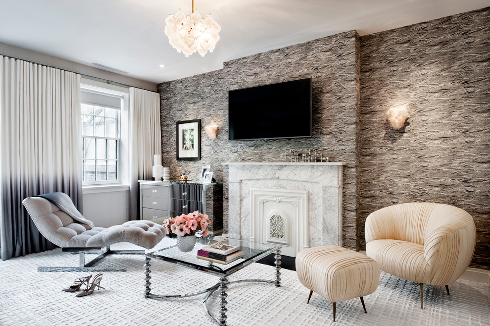 Esempio di un soggiorno minimal con sala formale, pareti multicolore, camino classico e TV a parete