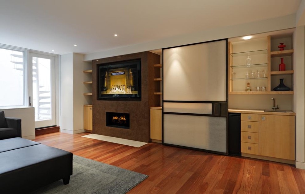 Пример оригинального дизайна: большая гостиная комната в стиле модернизм с белыми стенами, паркетным полом среднего тона, стандартным камином, фасадом камина из камня и телевизором на стене