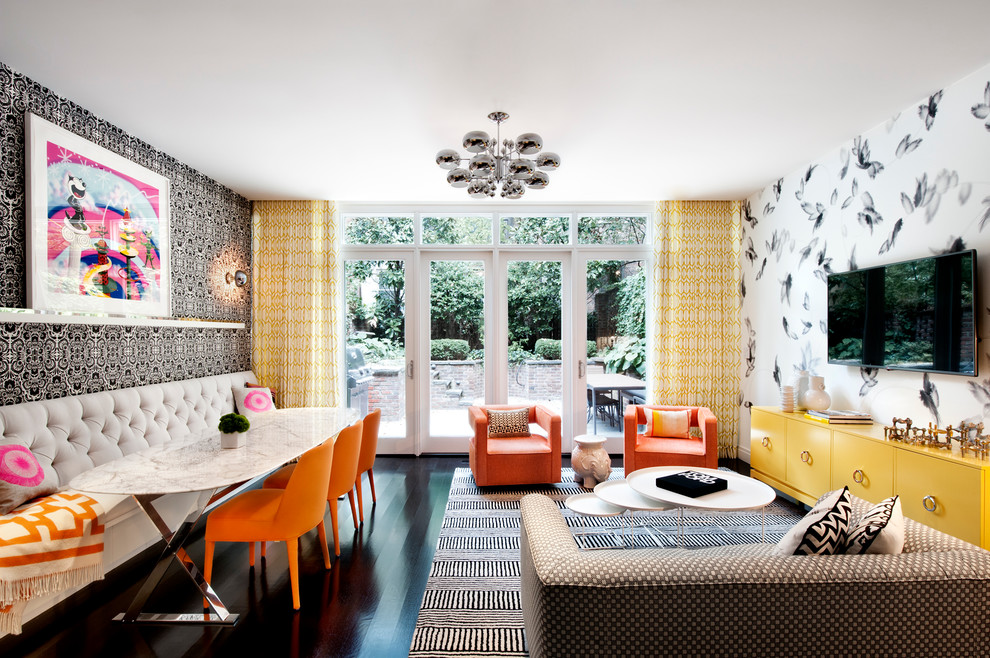 Idee per un soggiorno minimalista aperto con pareti multicolore, sala formale, parquet scuro e TV a parete