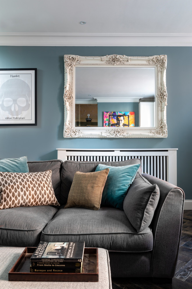 Esempio di un soggiorno tradizionale di medie dimensioni e chiuso con pareti blu, parquet scuro, camino classico, cornice del camino in legno, TV a parete e pavimento grigio