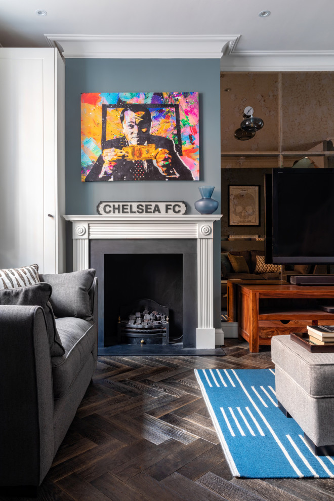 Пример оригинального дизайна: изолированная гостиная комната среднего размера в стиле неоклассика (современная классика) с синими стенами, темным паркетным полом, стандартным камином, фасадом камина из дерева, телевизором на стене и серым полом