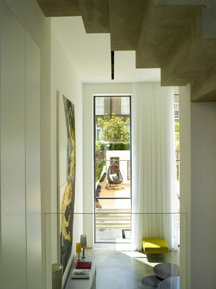 Ispirazione per un ampio soggiorno contemporaneo aperto con sala formale, pareti bianche, pavimento in cemento e pavimento grigio