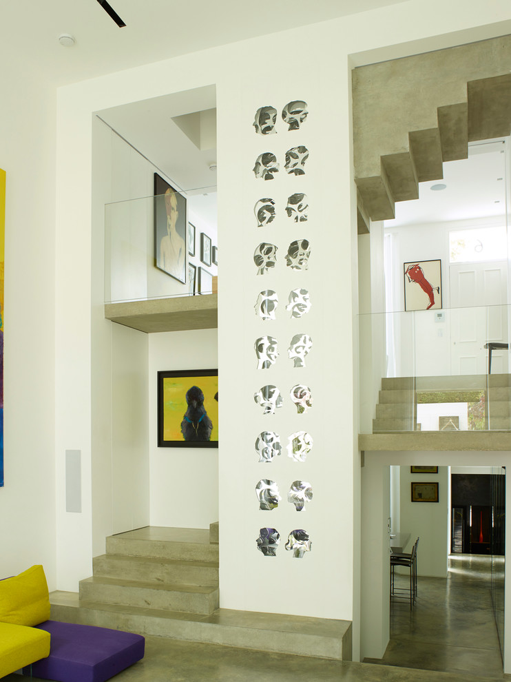 Foto de salón para visitas abierto contemporáneo extra grande sin televisor con paredes blancas, suelo de cemento y suelo gris