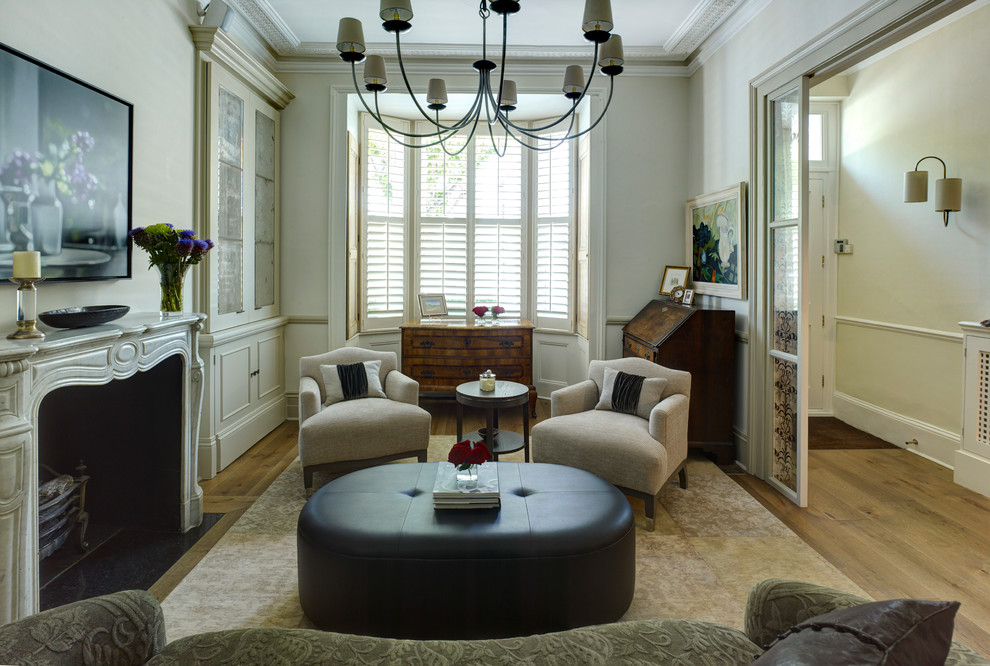 Пример оригинального дизайна: гостиная комната в классическом стиле с эркером