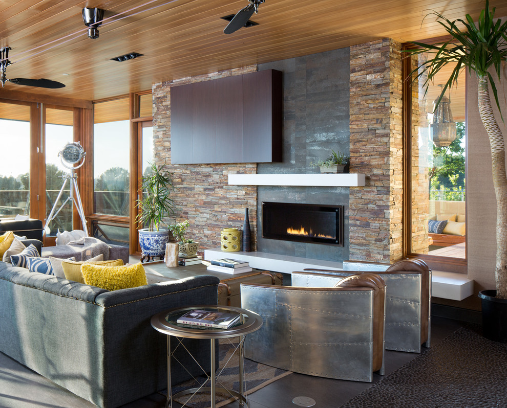 Стильный дизайн: гостиная комната в современном стиле с горизонтальным камином - последний тренд