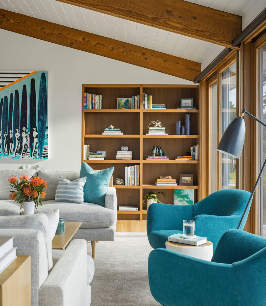 Esempio di un grande soggiorno stile marino aperto con libreria