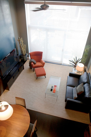 Imagen de salón abierto minimalista de tamaño medio sin chimenea con paredes beige, suelo de madera oscura y televisor independiente