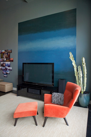 Idée de décoration pour un salon minimaliste de taille moyenne et ouvert avec parquet foncé, un téléviseur indépendant, un mur bleu et aucune cheminée.