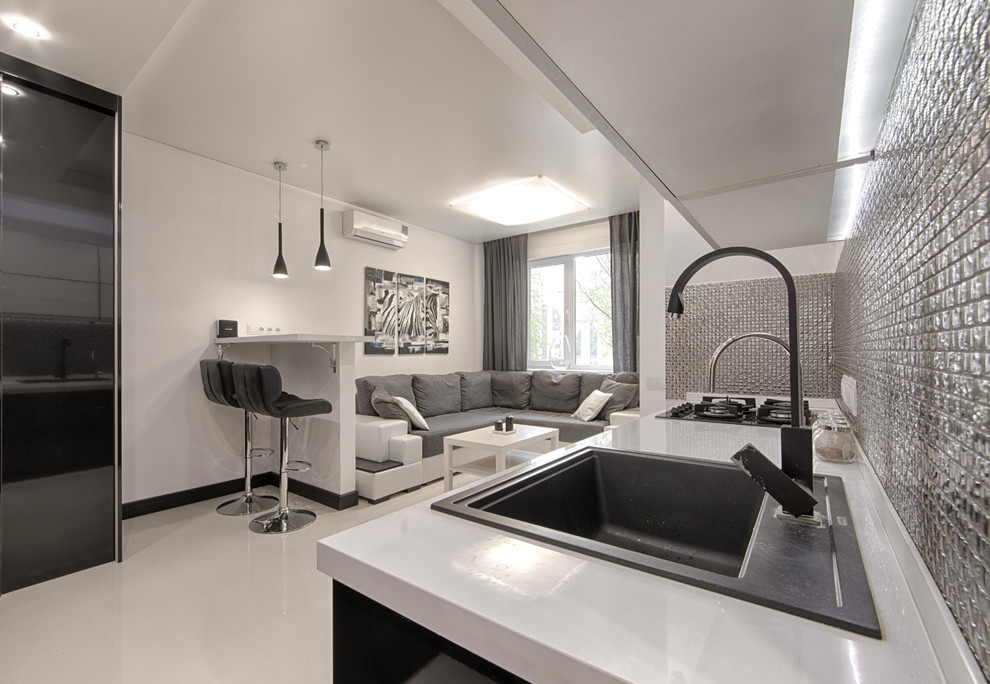 Стильный дизайн: маленькая открытая гостиная комната в стиле модернизм с белыми стенами для на участке и в саду - последний тренд