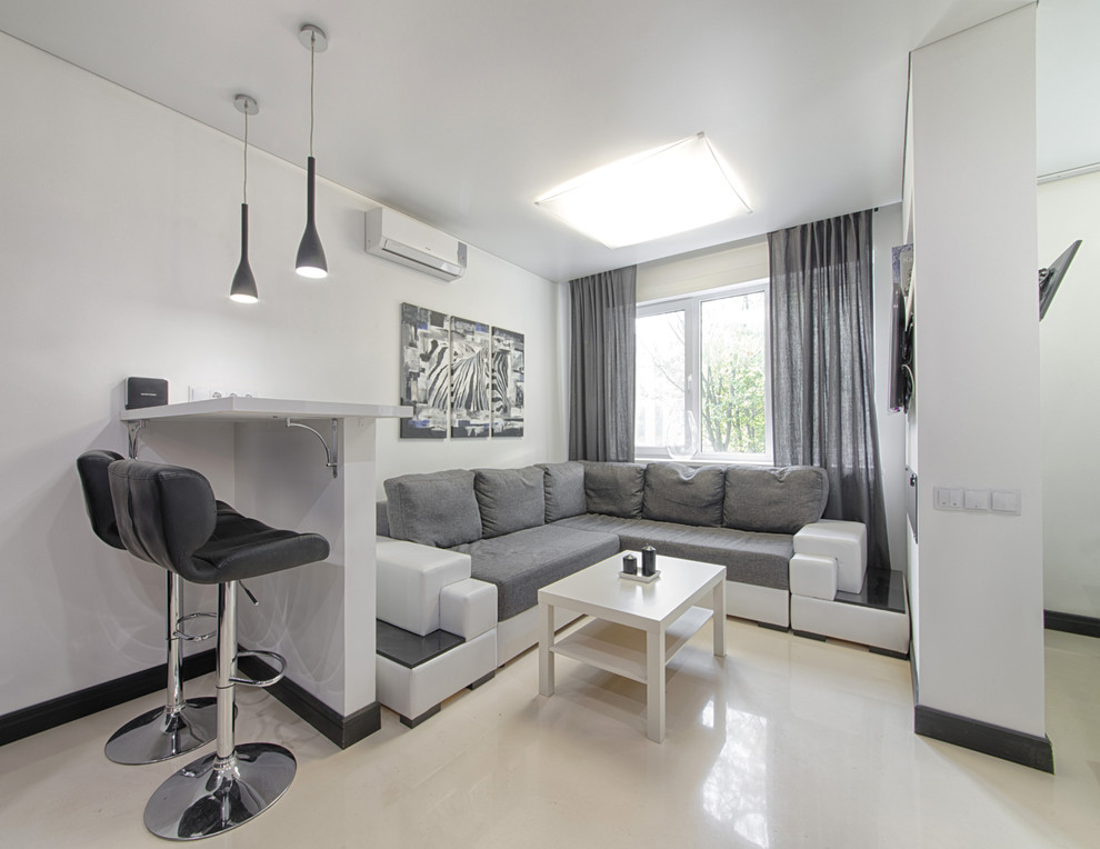 На фото: маленькая открытая гостиная комната в стиле неоклассика (современная классика) с белыми стенами без камина для на участке и в саду с