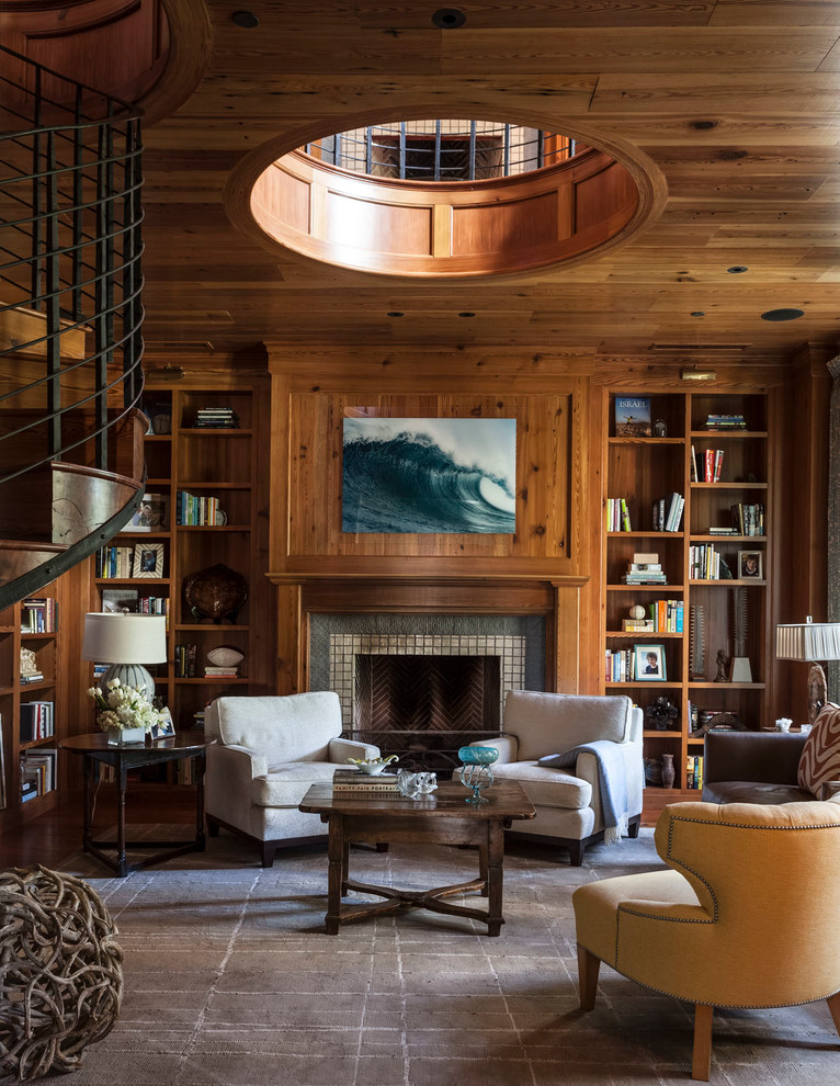 Réalisation d'un grand salon tradition avec une bibliothèque ou un coin lecture, un mur marron et une cheminée standard.