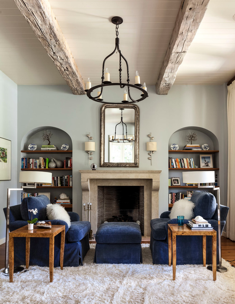 Klassisches Wohnzimmer mit grauer Wandfarbe, braunem Holzboden, Kamin und Kaminumrandung aus Stein in Dallas
