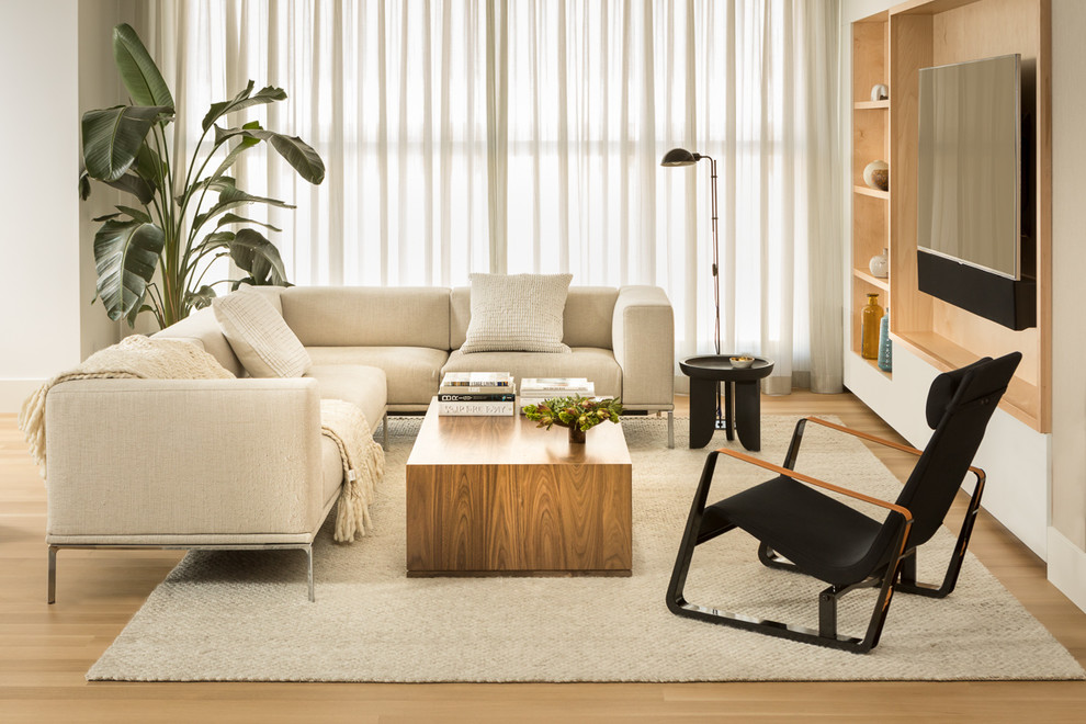 Mittelgroßes, Offenes Modernes Wohnzimmer ohne Kamin mit beiger Wandfarbe, hellem Holzboden, Multimediawand und braunem Boden in Denver