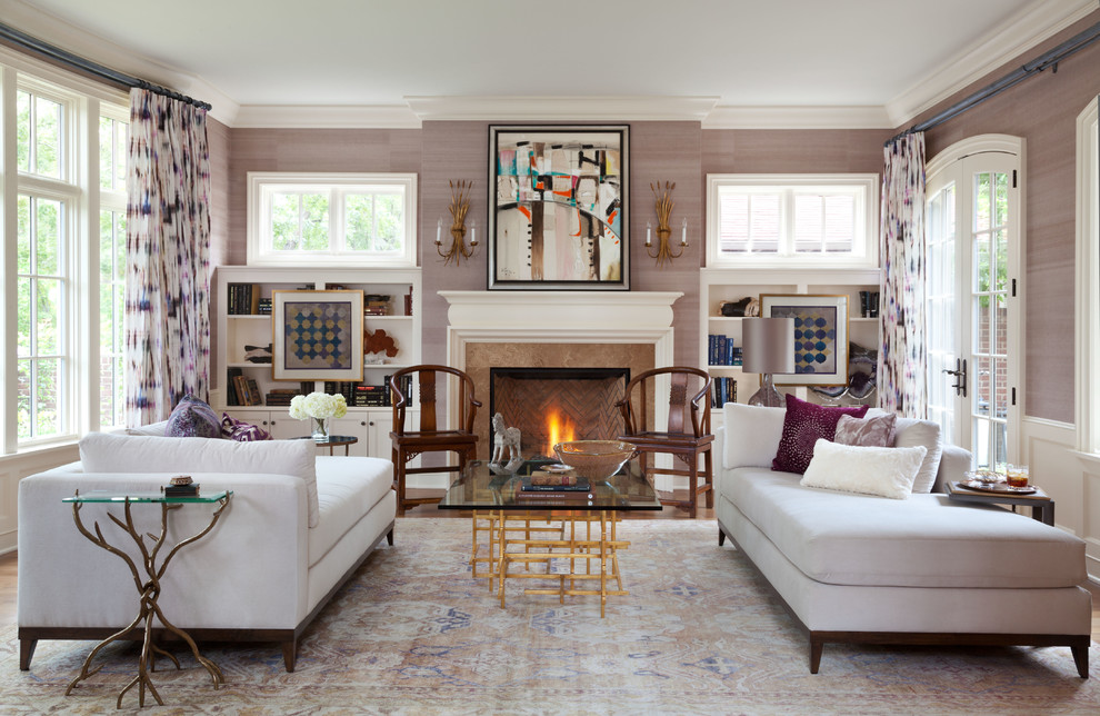 Inspiration pour un salon traditionnel fermé avec un mur gris, un sol en bois brun et une cheminée standard.