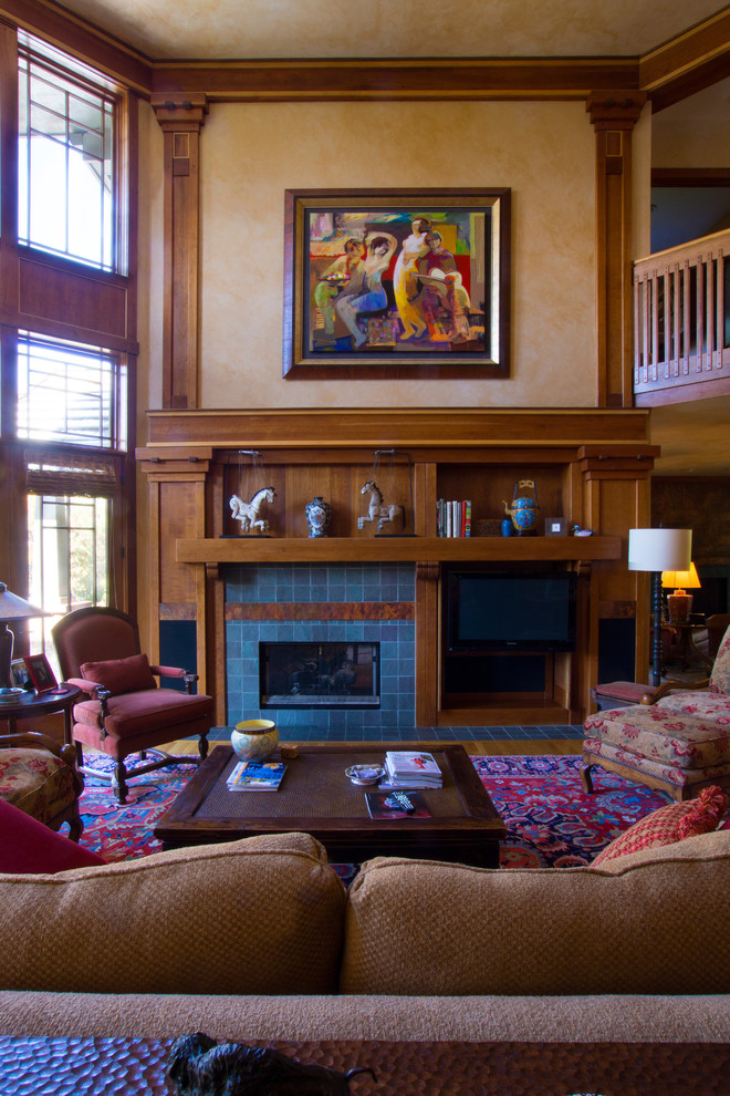 Foto de salón abierto de estilo americano grande con paredes beige, suelo de madera en tonos medios, todas las chimeneas, marco de chimenea de baldosas y/o azulejos y televisor retractable