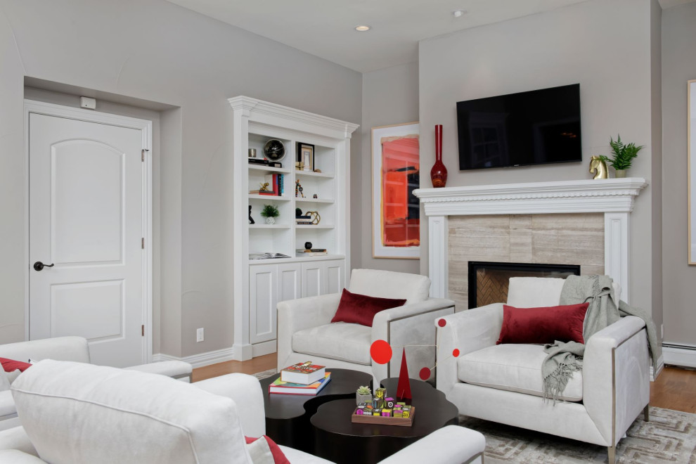Mittelgroßes, Repräsentatives, Abgetrenntes Modernes Wohnzimmer mit grauer Wandfarbe, braunem Holzboden und TV-Wand in Denver