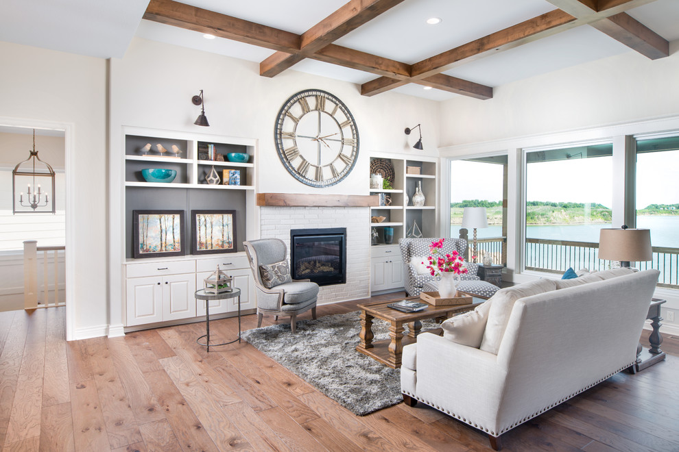 Mittelgroßes, Offenes Maritimes Wohnzimmer mit beiger Wandfarbe, hellem Holzboden, Kamin und Kaminumrandung aus Backstein in Wichita