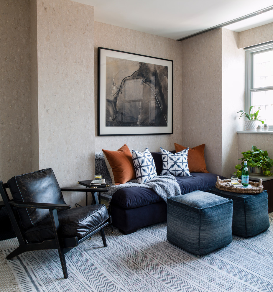 Esempio di un piccolo soggiorno minimal chiuso con pareti beige, moquette, TV autoportante e pavimento beige