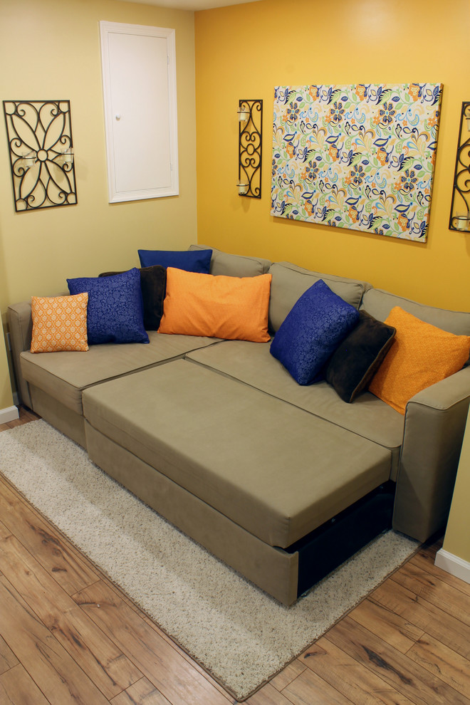 Стильный дизайн: маленькая гостиная комната в современном стиле с оранжевыми стенами и полом из ламината для на участке и в саду - последний тренд