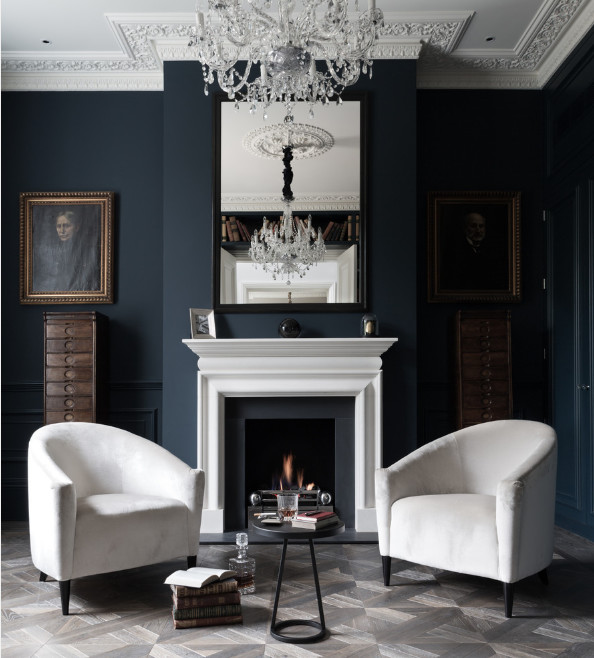 Foto di un soggiorno classico di medie dimensioni e chiuso con pareti blu e camino classico