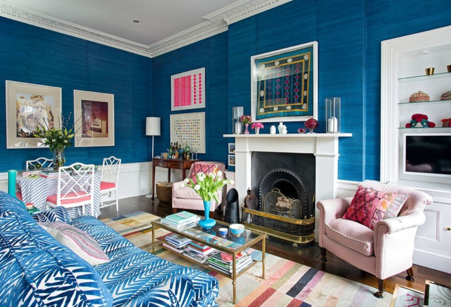 Eklektisk inredning av ett mellanstort separat vardagsrum, med blå väggar och en standard öppen spis